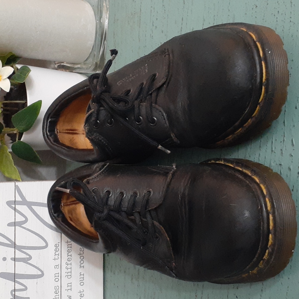 DR MARTENS SHOES SZ 5 LABELLED A SIZE 5 BUT BEST FITS A 6